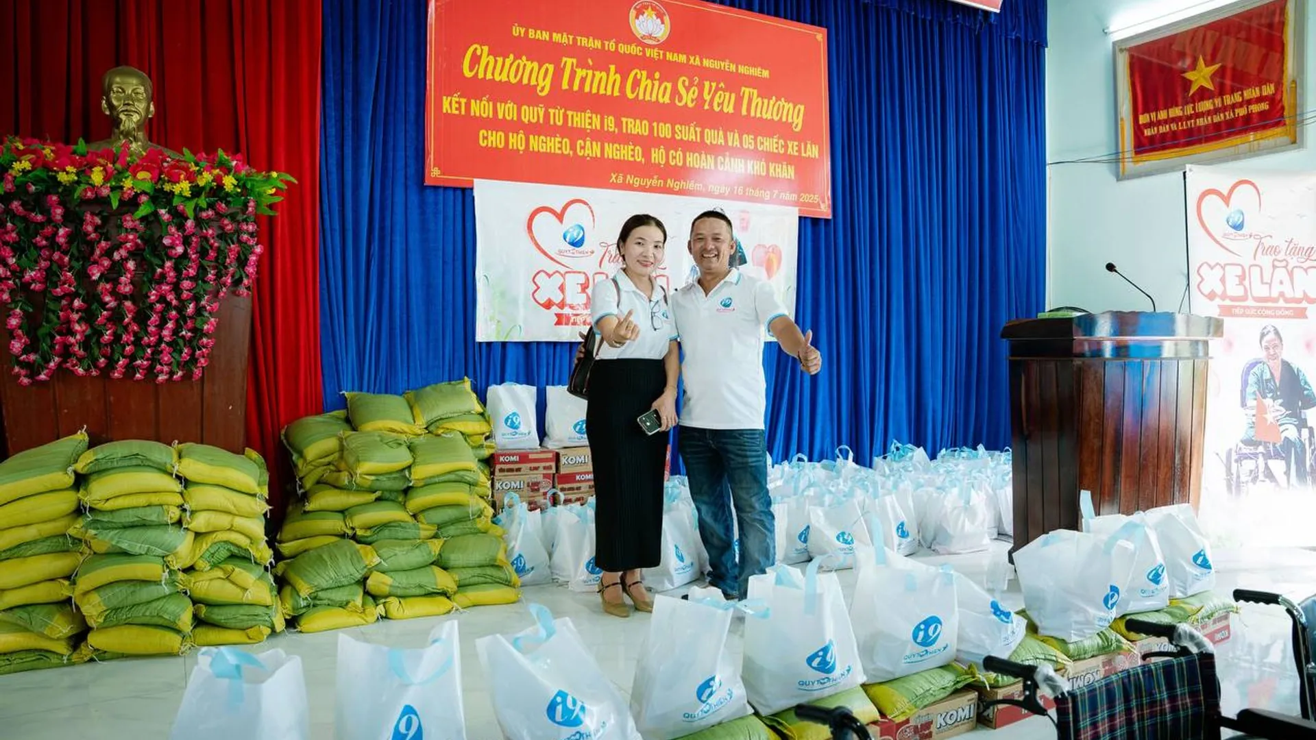 Hình ảnh hỗ trợ cờ bạc có trách nhiệm, biểu tượng cho sự giúp đỡ và cộng đồng