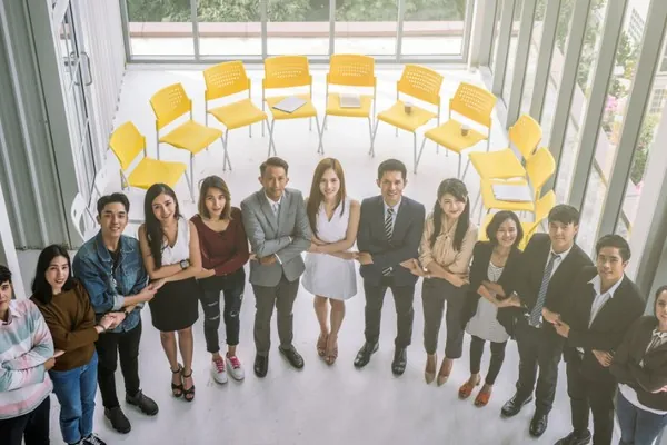 Sân vận động E-sports với khán giả và game thủ thi đấu